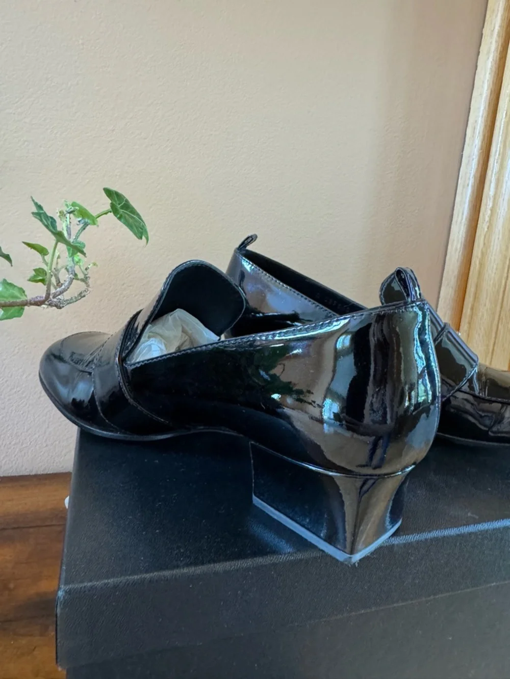 CHANEL Black Patent Leather Women's Loafers with CC Logo - Picture 4 of 9
